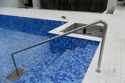 Escada para piscina com deals corrimão